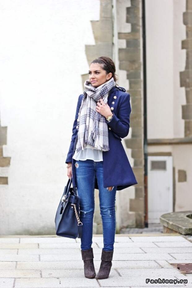 Образы с голубыми курточками. Шарф к голубой шапке. Небесно голубой пуховик. Образы ярко синяя куртка. Голубой пуховик.