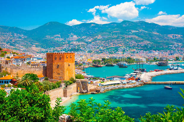 Метеослужба: песчаная буря не нарушила авиасообщение в турецкой Анталье