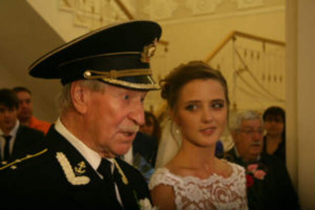 Когда ему 55, а ей — 17