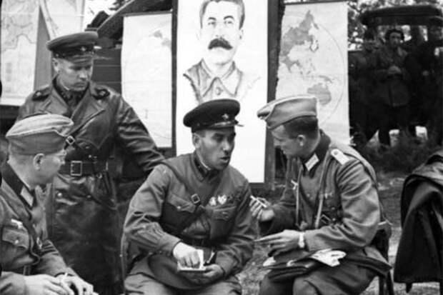 Зачем Сталин подружился с Гитлером и устроил парад Красной армии с вермахтом