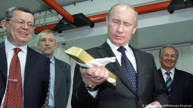 Владимир Путин с золотым слитком 