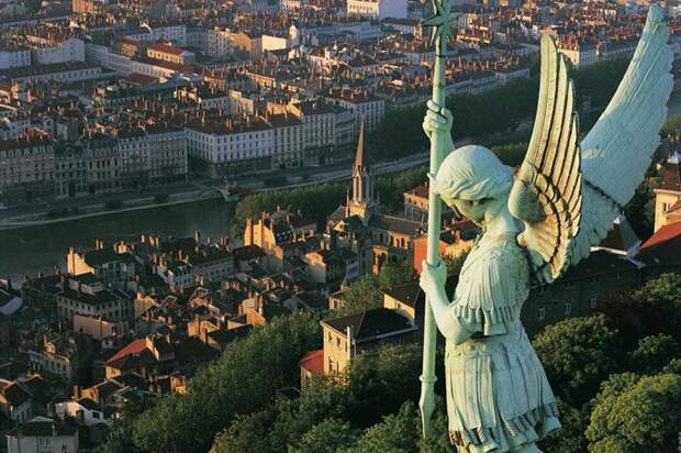lyon-2