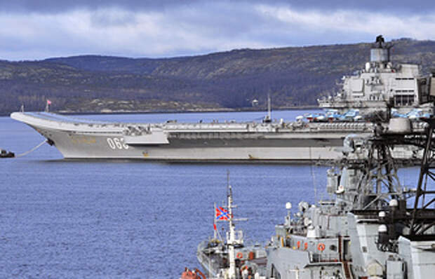 Тяжелый авианесущий крейсер "Адмирал Кузнецов" (на втором плане)