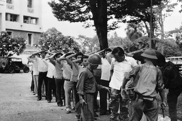 Обыск сдавшихся защитников президентского дворца. 30 апреля 1975