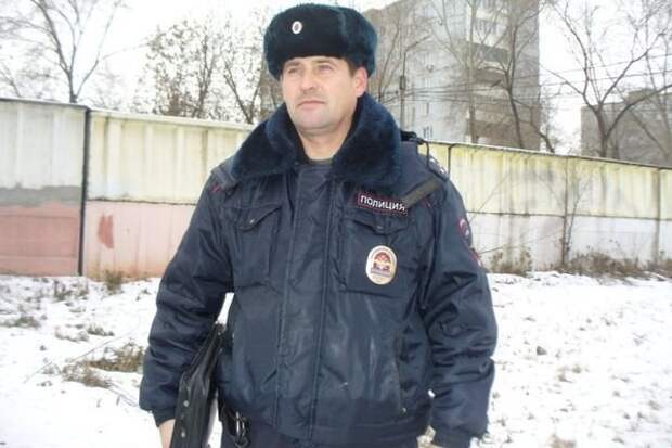 Омский полицейский спас щенков с помощью масла и веревки омск, помощь, спасение, участковый, щенки