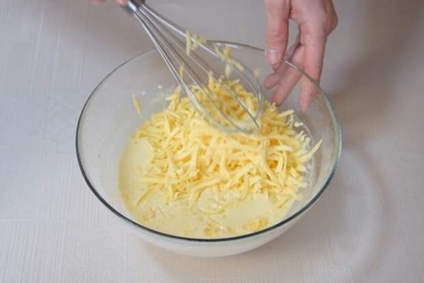 Ленивый хачапури на сковороде за 10 минут. вкусная сырная лепешка на завтрак: фото шаг 2