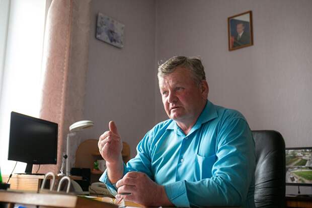 Глава села Путино Леонид Обухов знает, что в народе считают: "Единая Россия" зажралась. Но все-таки жизнь понемногу улучшается, считает он