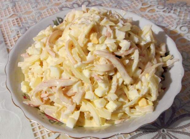 Салат из кальмаров с сыром и чесноком