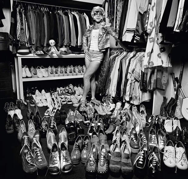 Ретро-фото - молодой Элтон Джон и его коллекция обуви, уже тогда обширная.