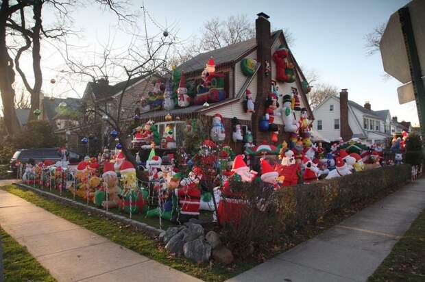 Рождественский китч Америки. Один из домов в местечке Греат Нек, Лонг-Айленде, Нью-Йорк почти полностью укрыт рождественскими украшениями. Американский любитель Рождественской атмосферы и вокруг всего дома расставил Санта Клаусов и снеговиков.