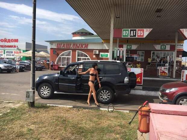 В Татарстане водители разделись за 30 литров бензина азс, акция, бикини, халява