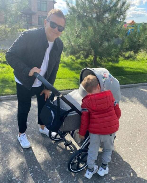 Юрий Горбунов с сыновьями на прогулке