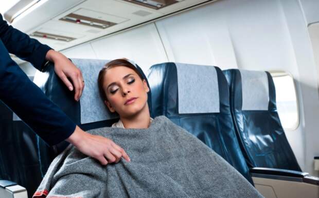 Многие пассажиры не стесняются присваивать одеяла / Фото: thesun.co.uk