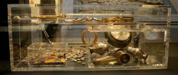 Хоксненский клад — самый большой клад позднего римского золота и серебра, обнаруженного в Великобритании, а также самая крупная коллекция серебряных и золотых монет IV и V веков, найденных за пределами Римской Империи. /Фото: i1.wp.com 