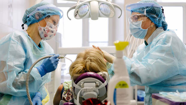 Врач Омаров: после удаления зуба нельзя полоскать рот