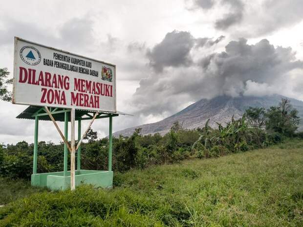 Радиус запрещенной "красной" зоны - 3 км Синабунг, Суматра, брошенная деревня, вулкан, вулканы, действующие вулканы, извержение вулкана, индонезия