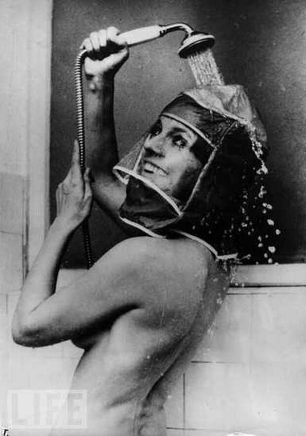 Такое может придумать только женщина - принимать душ с макияжем, но прикольная и смешная шапочка для душа для принятия душа с макияжем действительно существовала