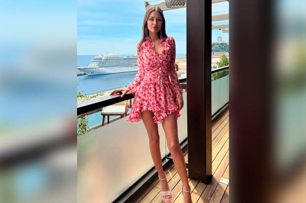 Блогер Виктория Боня вышла в свет в мини-платье и произвела фурор