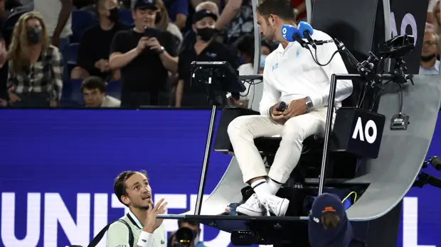 Медведев извинился перед судьёй на вышке после победы над Циципасом