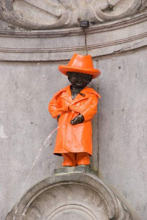 Статуя в оранжевом дождевом костюме