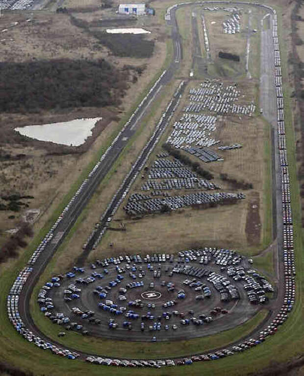 Тестовый автодром "Ниссан" в местечке Сандерлэнд, Великобритания. Не многовато ли автомобилей там припарковано? авто, факты