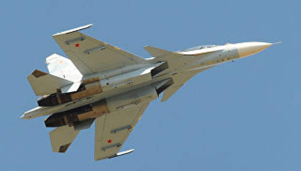 Самолет Су-30СМ над полигоном Кадамовский в Ростовской области