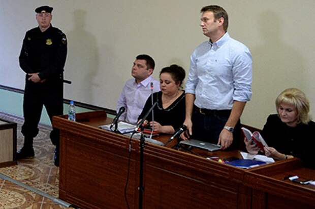 Навальному заменили тюремный срок на условный