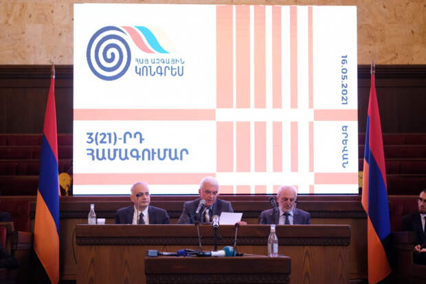 Соратники обвинили Пашиняна в угрозе развала Армении