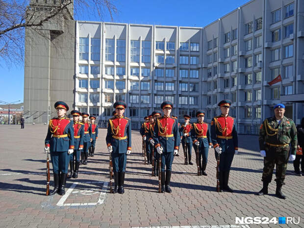 На поднятии флага Красноярска на 9 Мая двое карабинеров упали в обморок