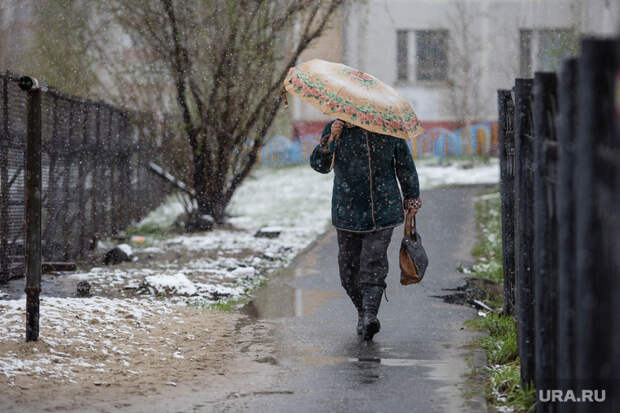 Снегопад в мае. Сургут, плохая погода, женщина с зонтом, снегопад
