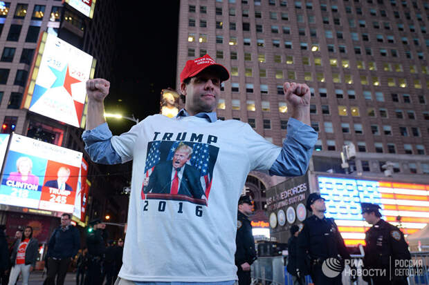 Сторонник кандидата в президенты США от Республиканской партии Дональда Трампа на площади Таймс-сквер в Нью-Йорке