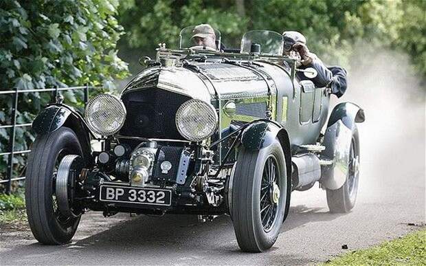 Классический Bentley на дороге.