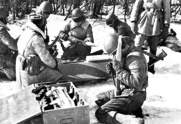 Пограничники манервенной группы готовятся к бою. О. Даманский, 15 марта 1969 г.