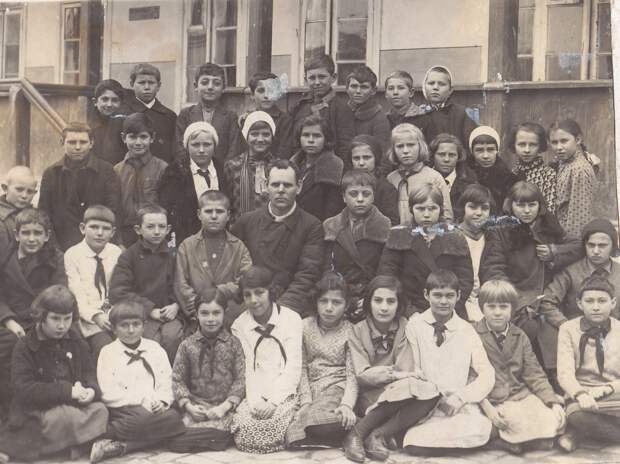 9.	Средняя школа №1. 6-й класс. Женя Ершова первая слева в нижнем ряду. Ашхабад. 1937 