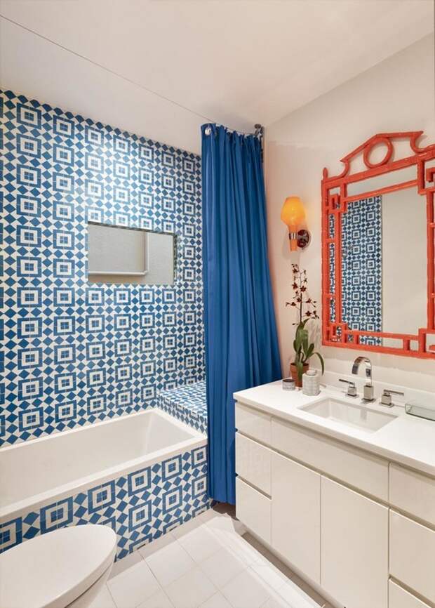 синяя марокканская плитка в ванной