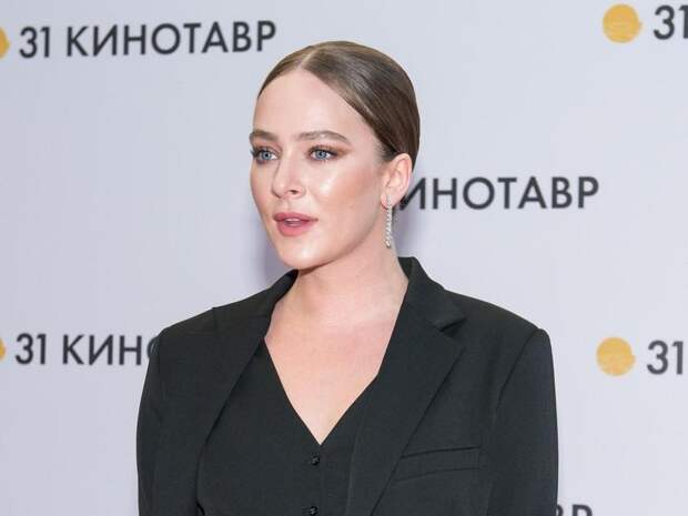 Аглая Тарасова, получившая срок за перевозку наркотиков, зажгла на вечеринке