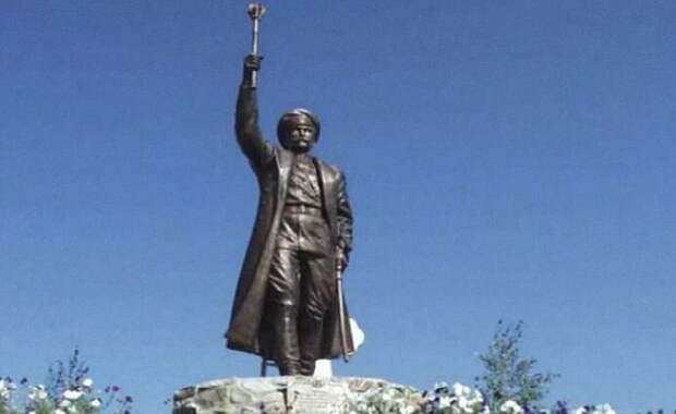 Памятник атаману Краснову в Ростовской области, приговоренному Верховным Судом СССР к высшей мере за вооружённую борьбу против Советского Союза и пособничество немцам (иллюстрация из открытых источников)