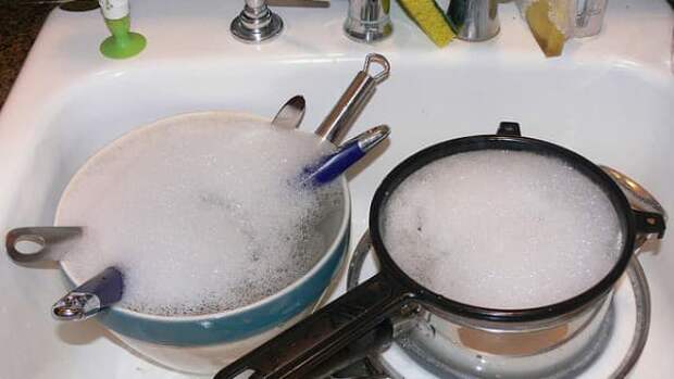 Посуда отмокает в растворе моющего средства