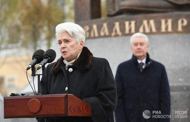 Наталия Солженицына выступает на церемонии открытия памятника князю Владимиру на Боровицкой площади в Москве
