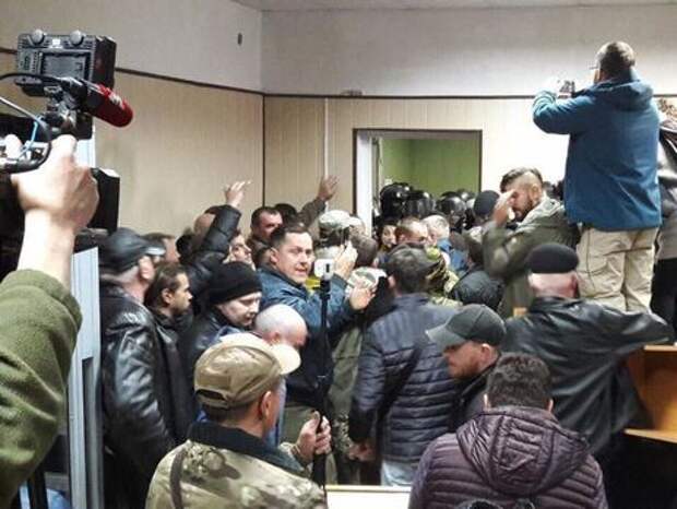 Радикалы разгромили зал суда, где решался вопрос о задержании главы ОУН