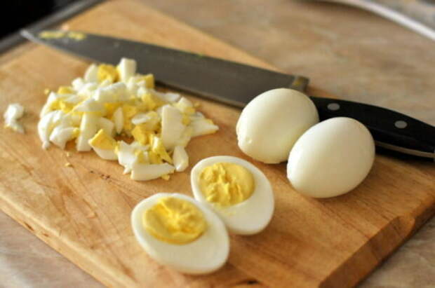 Яйца отварить, почистить, отделить белки от желтков, первые натереть на тёрке.