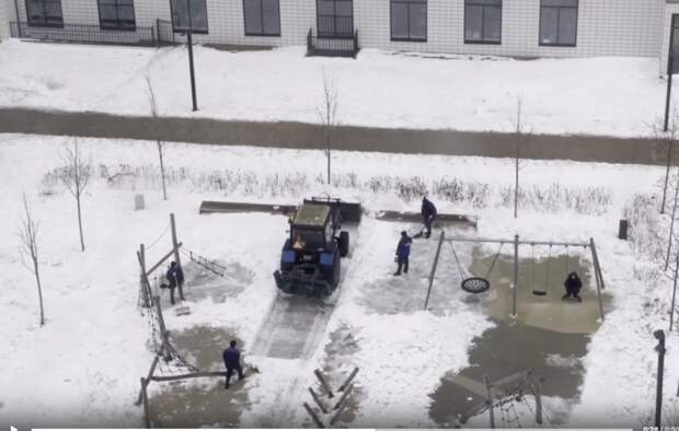 Трактор заехал на детскую площадку на Римского-Корсакова