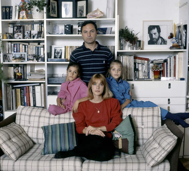 Актриса Вера Глаголева с дочерьми и мужем Родионом Нахапетовым. 1987 г.