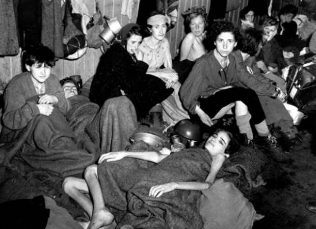 AP Женщины и дети в одном из бараков лагеря Берген-Бельзен, освобожденные британцами