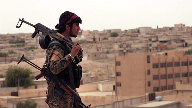 Член Сирийских демократических сил, состоящих из альянса курдских и арабских бойцов. Архивное фото