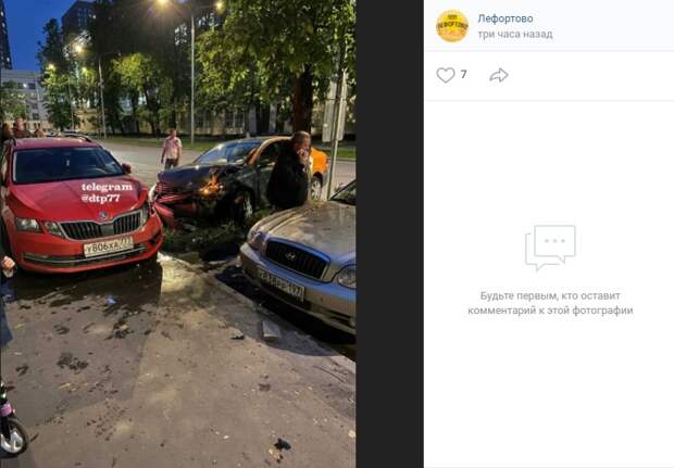 В аварии на улице Лапина сильные повреждения получил автомобиль каршеринга