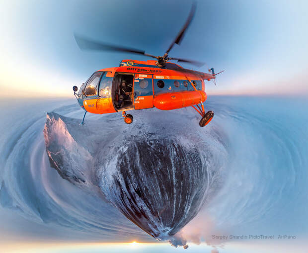 Вертолет над вулканом Ключевская сопка