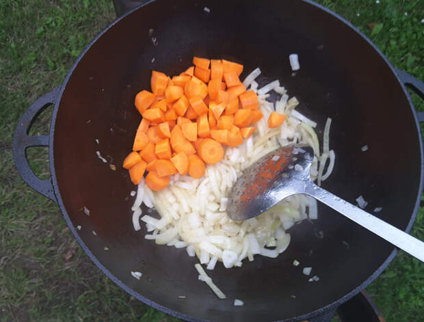 Тушеная картошка с грибами и мясом в казане Тушеная картошка с грибами и мясом в казане