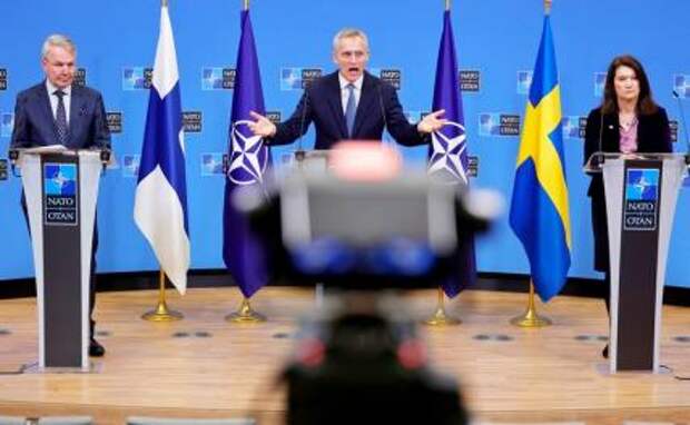 На фото: генсек НАТО Йенс Столтенберг (в центре) во время пресс-конференции с министром иностранных дел Финляндии Пеккой Хаависто (слева) и министром иностранных дел Швеции Анн Линде (справа)