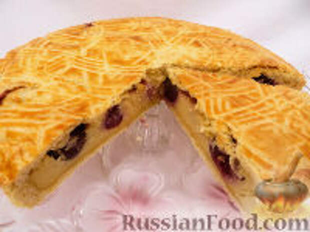 Фото к рецепту: Баскский пирог с черешней (вишней)